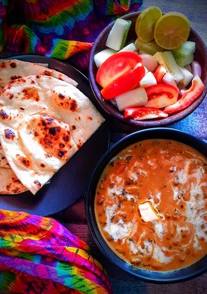 A picture of Dal Makhani with butter naan.