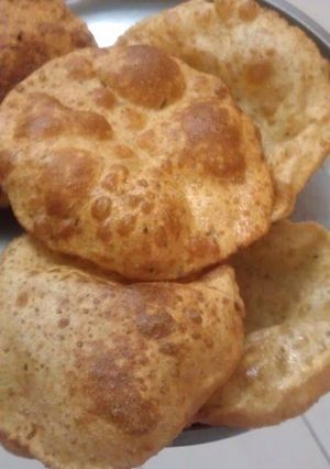 A picture of Poori--Indian Deep-Fried Bread.