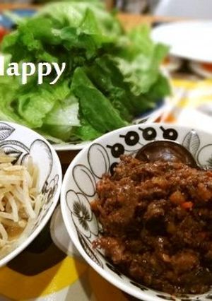 A picture of Meat and Veggie Filled Miso & Lettuce Wraps.