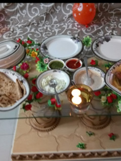 A picture of Fried chicken with chapati.