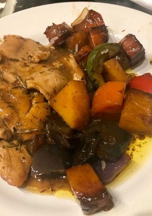 Una foto de Pollo a la sartén con romero y tomillo al vino blanco con verduras salteadas