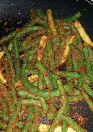 A picture of String beans with bread crumbs.