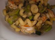 Una foto di pasta zucchine e mazzancolle