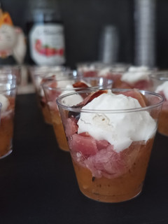 Une photo de Verrines tomates, jambon cru, burata et crème de balsamique