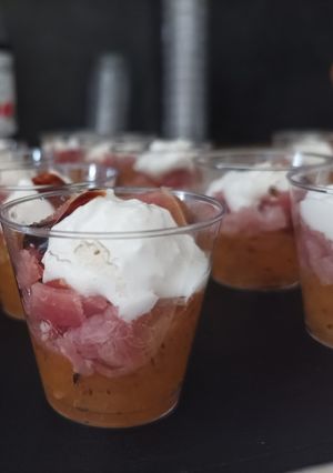 Une photo de Verrines apéritives tomates, jambon cru, burrata et crème de balsamique