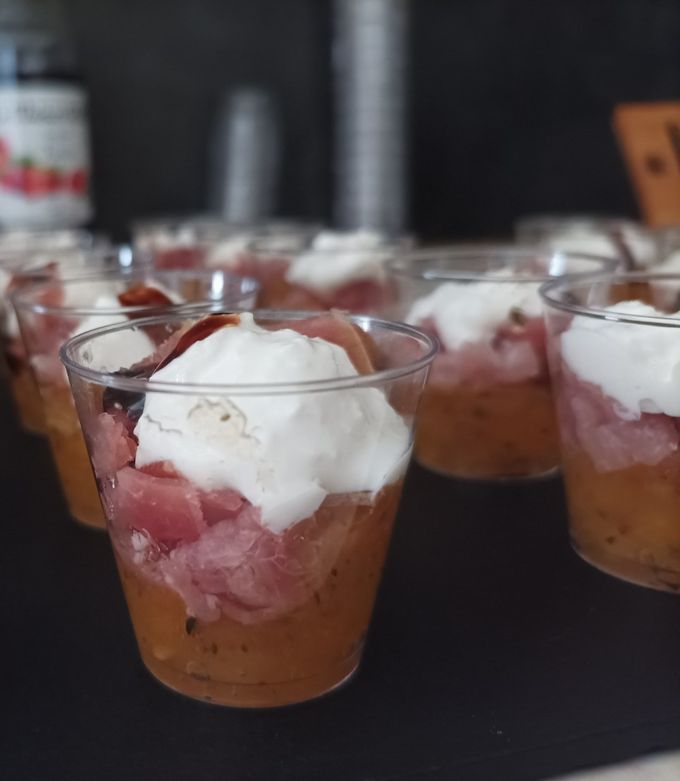 Une photo de Verrines apéritives tomates, jambon cru, burrata et crème de balsamique