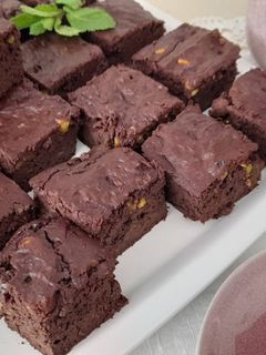 Una foto de Brownie de aguacate con pistachos -sin azúcar-