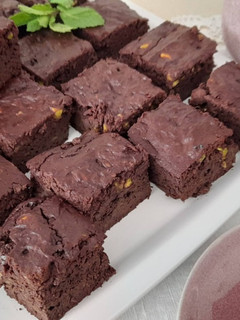 Una foto de Brownie de aguacate con pistachos -sin azúcar-