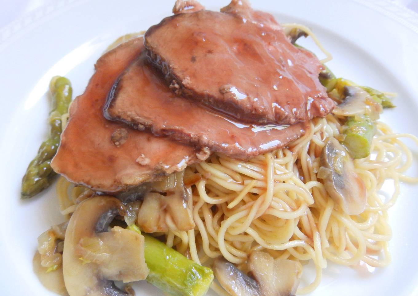 Pechuga de pato con salsa de Oporto y fideos