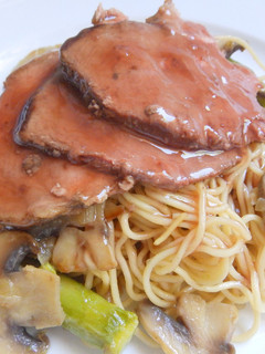Una foto de Pechuga de pato con salsa de Oporto y fideos