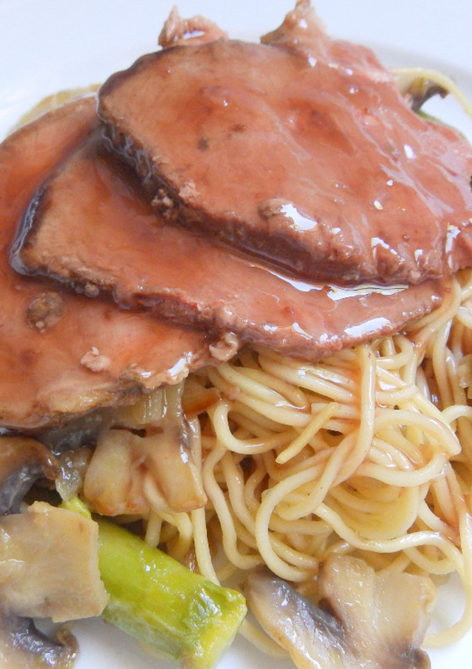 Una foto de Pechuga de pato con salsa de Oporto y fideos