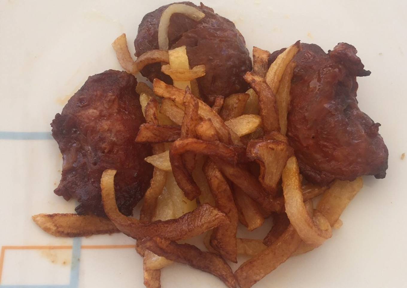 Carrilleras de cerdo ibérico al horno con patatas fritas