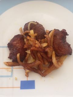 Una foto de Carrilleras de cerdo ibérico al horno con patatas fritas