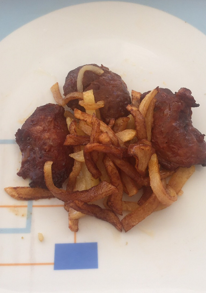 Una foto de Carrilleras de cerdo ibérico al horno con patatas fritas