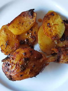 Una foto de Pollo con patatas en airfryer