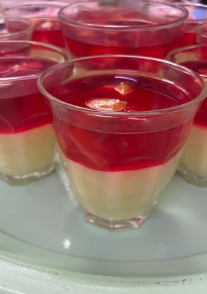 صورة لوصفة حلى كاسات الكاسترد والجلي بالفواكه (محلبية وجلي)