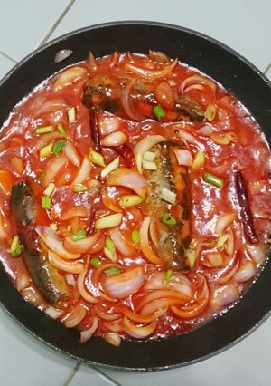 A picture of Sardine And Onion In Tomato Sauce.