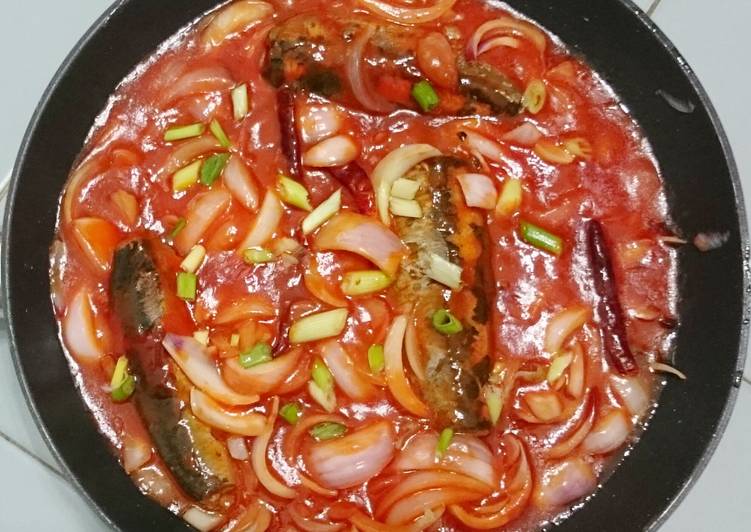 Recipe: Appetizing Sardine And Onion In Tomato Sauce