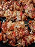 Brochetas glaseadas de bondiola o pollo