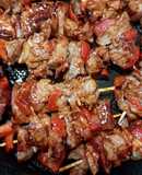Brochetas glaseadas de bondiola o pollo
