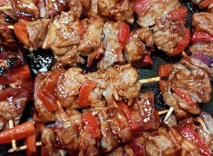 Una foto de Brochetas glaseadas de bondiola o pollo