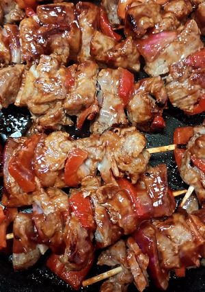 Una foto de Brochetas glaseadas de bondiola o pollo
