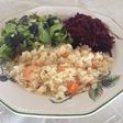 Arroz con camarones y ensaladas