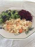 Arroz con camarones y ensaladas
