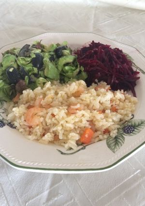 Una foto de Arroz con camarones y ensaladas
