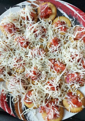 મોનેકો બિસ્કીટ પીઝા (Monaco Biscuit Pizza Recipe In Gujarati) રેસીપી મુખ્ય ફોટો