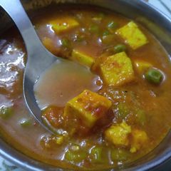 A picture of Matar paneer.