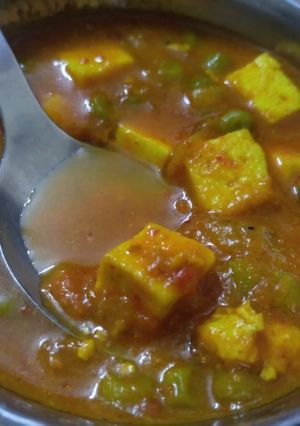 A picture of Matar paneer.