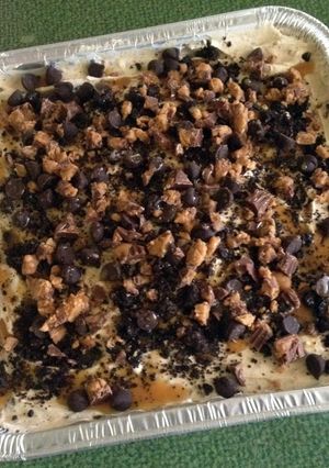 A picture of No-Bake Frozen Oreo/Reese's Pie.