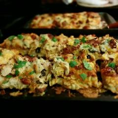 A picture of BBQ chicken pizza.