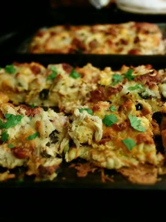 A picture of BBQ chicken pizza.