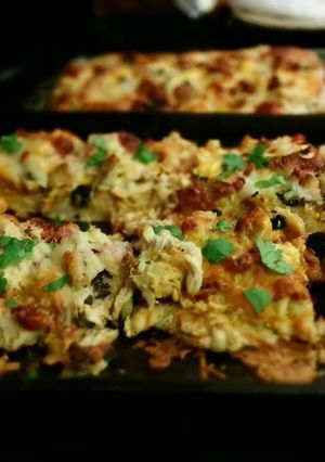 A picture of BBQ chicken pizza.
