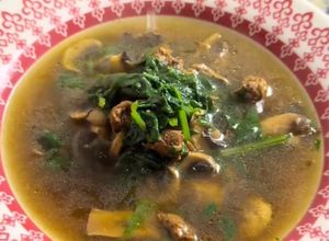 Una foto de Sopa de champiñones con espinacas