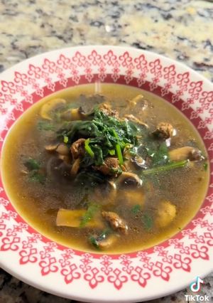 Una foto de Sopa de champiñones con espinacas