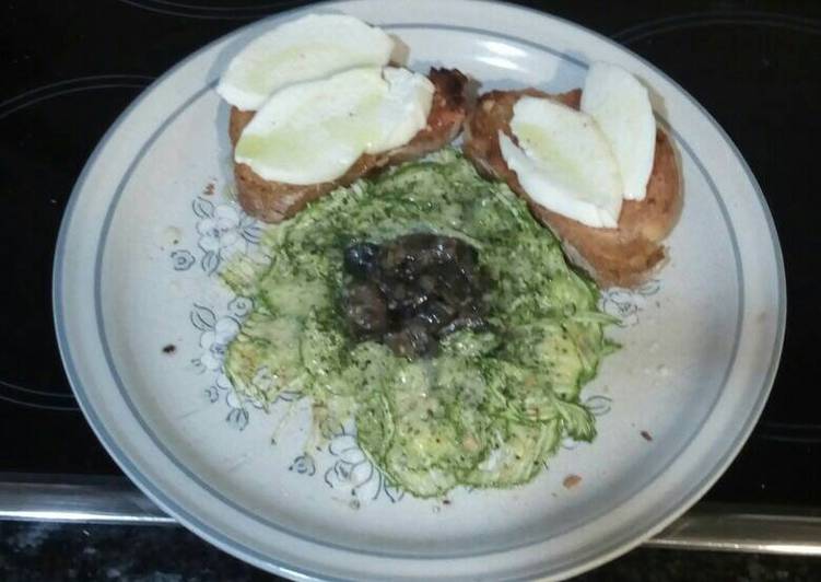 Carpacho de calabacín semi crudo con berenjena y queso tierno