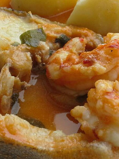 Una foto de Skrei con langostinos y wakame