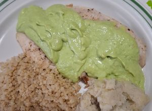 Una foto de Filete de pescado con salsa de aguacate