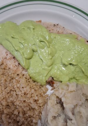 Una foto de Filete de pescado con salsa de aguacate