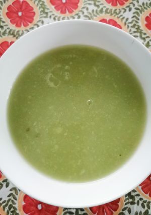 Una foto de Sopa de chayote al té limón y jengibre
