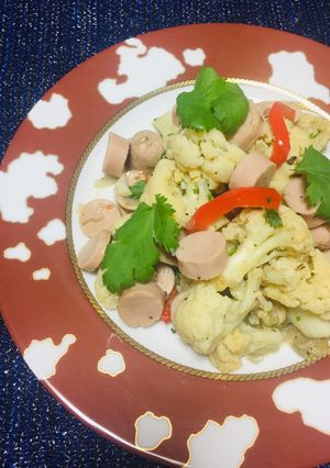Una foto de Coliflor Salteada con Salchichas!