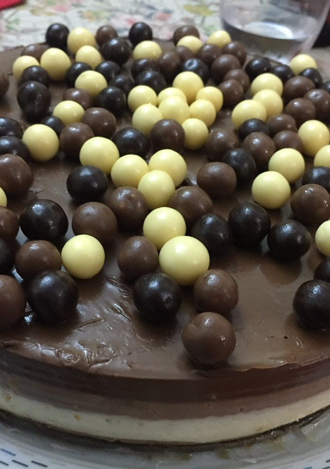 Una foto de Tarta tres chocolates 🍫