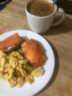 Una foto de Huevo roto con tostas de salmón y queso en crema