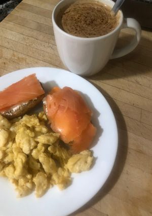 Una foto de Huevo roto con tostas de salmón y queso en crema