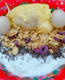 Sữa chua mix sầu riêng và ngũ cốc