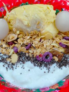 Hình của món Sữa chua mix sầu riêng và ngũ cốc.