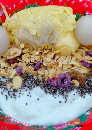 Hình của món Sữa chua mix sầu riêng và ngũ cốc.